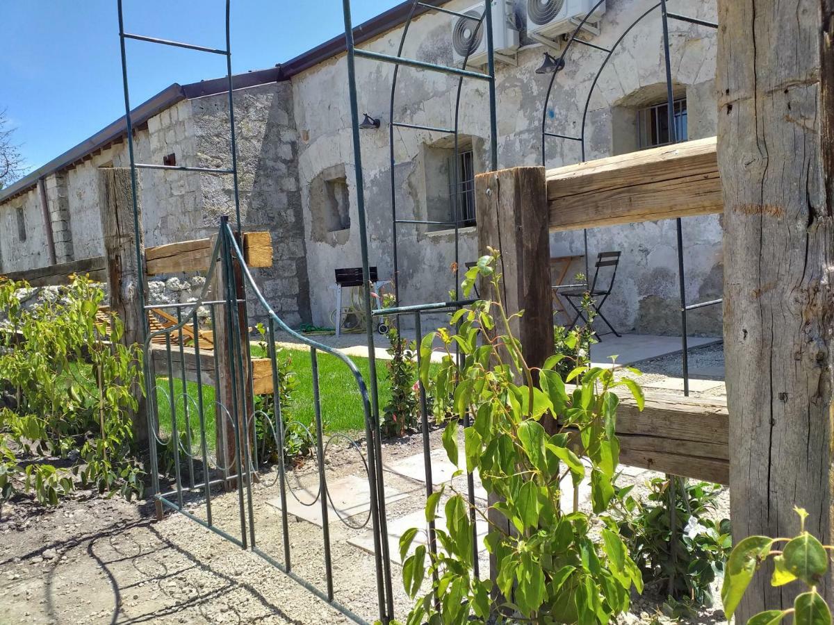 Naro Gibbesi Country Farm Piccolo Cottage מראה חיצוני תמונה